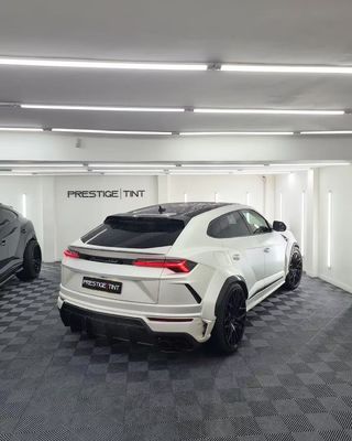 Lamborghini Urus Carrosserie en fibre de carbone Kit URUS 1016 style diffuseur de lèvre avant en fibre de carbone spoiler capot volet de roue