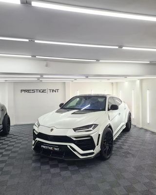 Lamborghini Urus Carrosserie en fibre de carbone Kit URUS 1016 style diffuseur de lèvre avant en fibre de carbone spoiler capot volet de roue