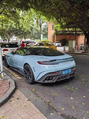 Aston Martin DB11 Carrosserie en fibre de carbone DB11 style mansory avant et arrière jupe de pare-chocs côté pare-chocs spoiler capot