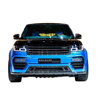Le Range Rover noir est équipé d'un kit large en fibre de carbone de 240 mm.