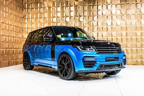 Le Range Rover noir est équipé d'un kit large en fibre de carbone de 240 mm.
