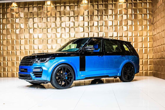 Le Range Rover noir est équipé d'un kit large en fibre de carbone de 240 mm.
