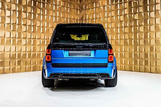 Le Range Rover noir est équipé d'un kit large en fibre de carbone de 240 mm.