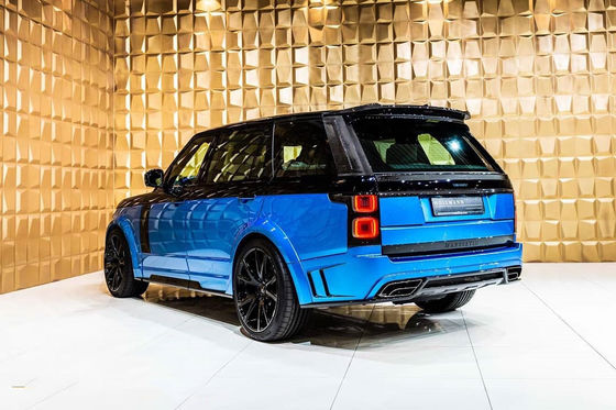 Le Range Rover noir est équipé d'un kit large en fibre de carbone de 240 mm.