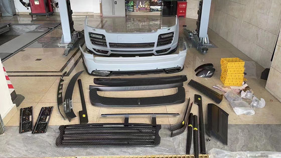 Le Range Rover noir est équipé d'un kit large en fibre de carbone de 240 mm.