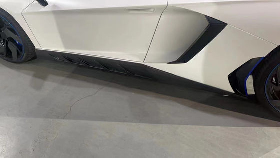 Pour Lamborghini LP700 LP750 Kit de carrosserie en fibres de carbone LP700 750 Nouveau kit de carrosserie à lame avant et à jupe latérale