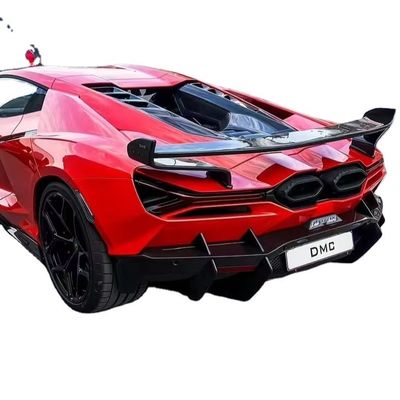 Le kit de la carrosserie de la Lamborghini est de type DMC, en fibre de carbone rouge.