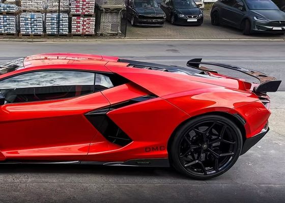Le kit de la carrosserie de la Lamborghini est de type DMC, en fibre de carbone rouge.