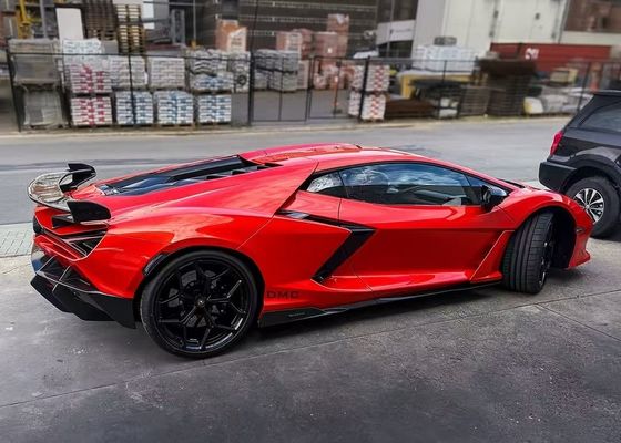 Le kit de la carrosserie de la Lamborghini est de type DMC, en fibre de carbone rouge.