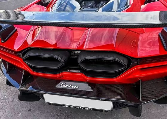 Le kit de la carrosserie de la Lamborghini est de type DMC, en fibre de carbone rouge.