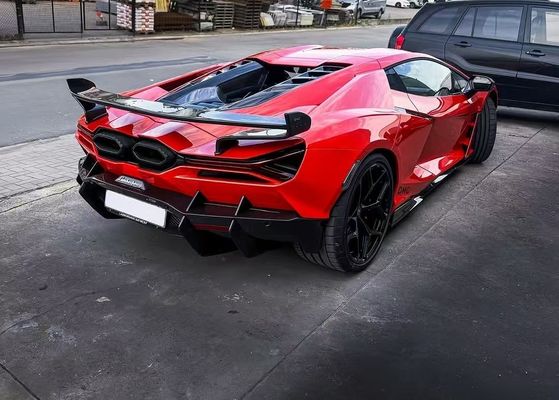 Le kit de la carrosserie de la Lamborghini est de type DMC, en fibre de carbone rouge.