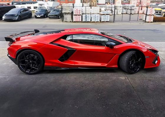 Le kit de la carrosserie de la Lamborghini est de type DMC, en fibre de carbone rouge.