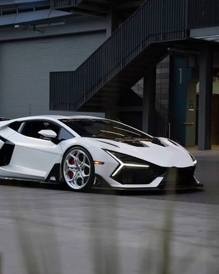 Lamborghini Revuelto personnalisé avec diffuseur avant en fibre de carbone
