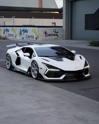 Lamborghini Revuelto personnalisé avec diffuseur avant en fibre de carbone