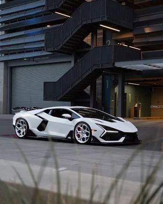 Lamborghini Revuelto personnalisé avec diffuseur avant en fibre de carbone
