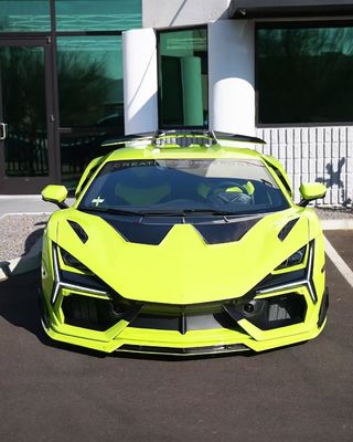 Lamborghini Revuelto personnalisé avec diffuseur avant en fibre de carbone