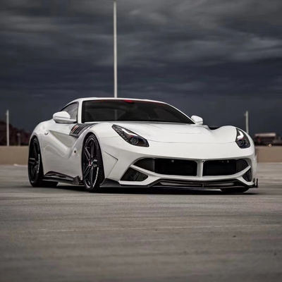 Pour la Ferrari F12, le kit de carrosserie en fibre de carbone F12 améliore les spoilers de pare-chocs avant et arrière de type SVR avec des ailes de capot