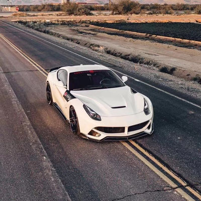 Pour la Ferrari F12, le kit de carrosserie en fibre de carbone F12 améliore les spoilers de pare-chocs avant et arrière de type SVR avec des ailes de capot