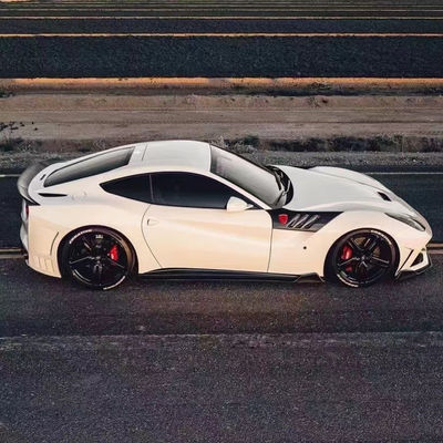 Pour la Ferrari F12, le kit de carrosserie en fibre de carbone F12 améliore les spoilers de pare-chocs avant et arrière de type SVR avec des ailes de capot