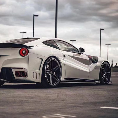 Pour la Ferrari F12, le kit de carrosserie en fibre de carbone F12 améliore les spoilers de pare-chocs avant et arrière de type SVR avec des ailes de capot