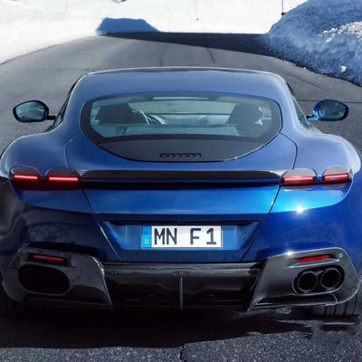 Pour la Ferrari Roma, le kit de carrosserie en fibre de carbone, le kit de carrosserie en fibre de carbone, le diffuseur de lèvres avant, le spoiler, la jupe latérale.