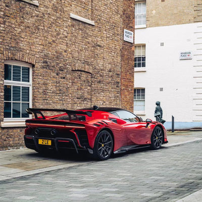 SF90FXX Ferrari SF90 Body Kit Avant et arrière Auto pare-chocs Côté jupe capot Lumières arrière