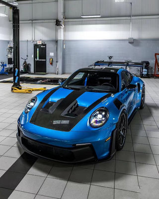 Coupe bleue de Porsche 992 GT3RS à capot en fibre de carbone