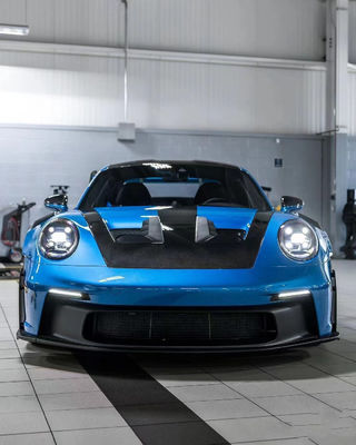 Coupe bleue de Porsche 992 GT3RS à capot en fibre de carbone