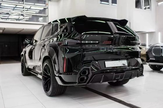Pour la BMW XM, le kit widebody en fibre de carbone XM améliore le style RNG en fibre de carbone, diffuseur de lèvres avant, roue arc, spoiler capot, large corps