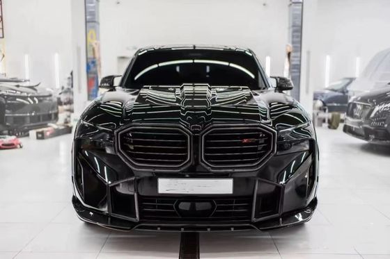 Pour la BMW XM, le kit widebody en fibre de carbone XM améliore le style RNG en fibre de carbone, diffuseur de lèvres avant, roue arc, spoiler capot, large corps