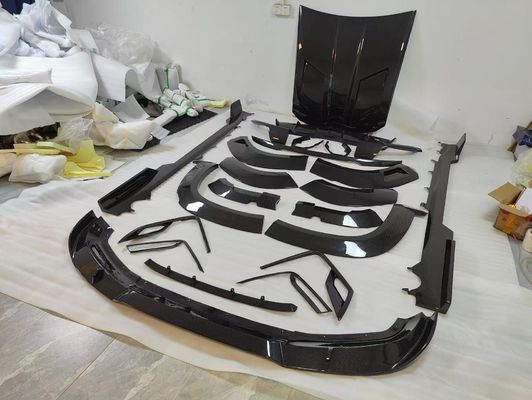 Pour la BMW XM, le kit widebody en fibre de carbone XM améliore le style RNG en fibre de carbone, diffuseur de lèvres avant, roue arc, spoiler capot, large corps