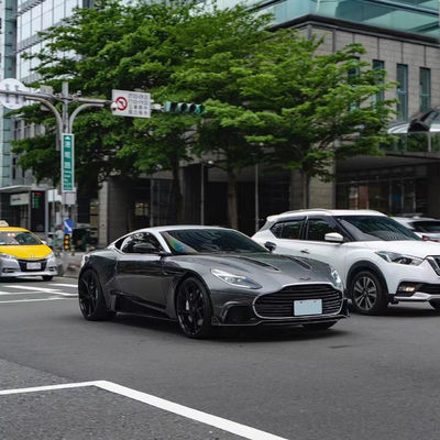 DB11 Aston Martin Body Kit Couleur personnalisée Hood en fibre de carbone Porte-route moteur 2017