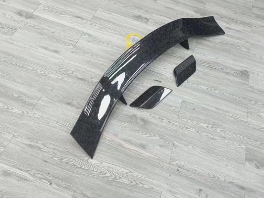 Aston Martin noir brillant et noir DBX MSY style