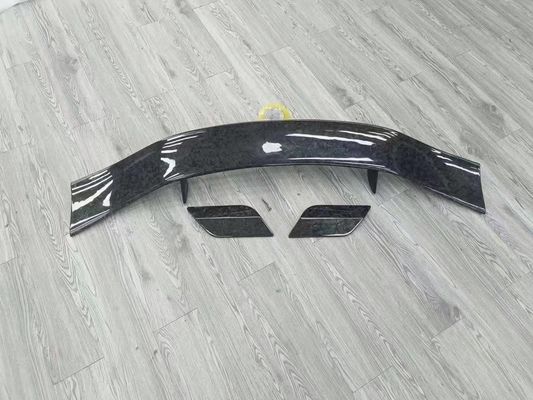 Aston Martin noir brillant et noir DBX MSY style